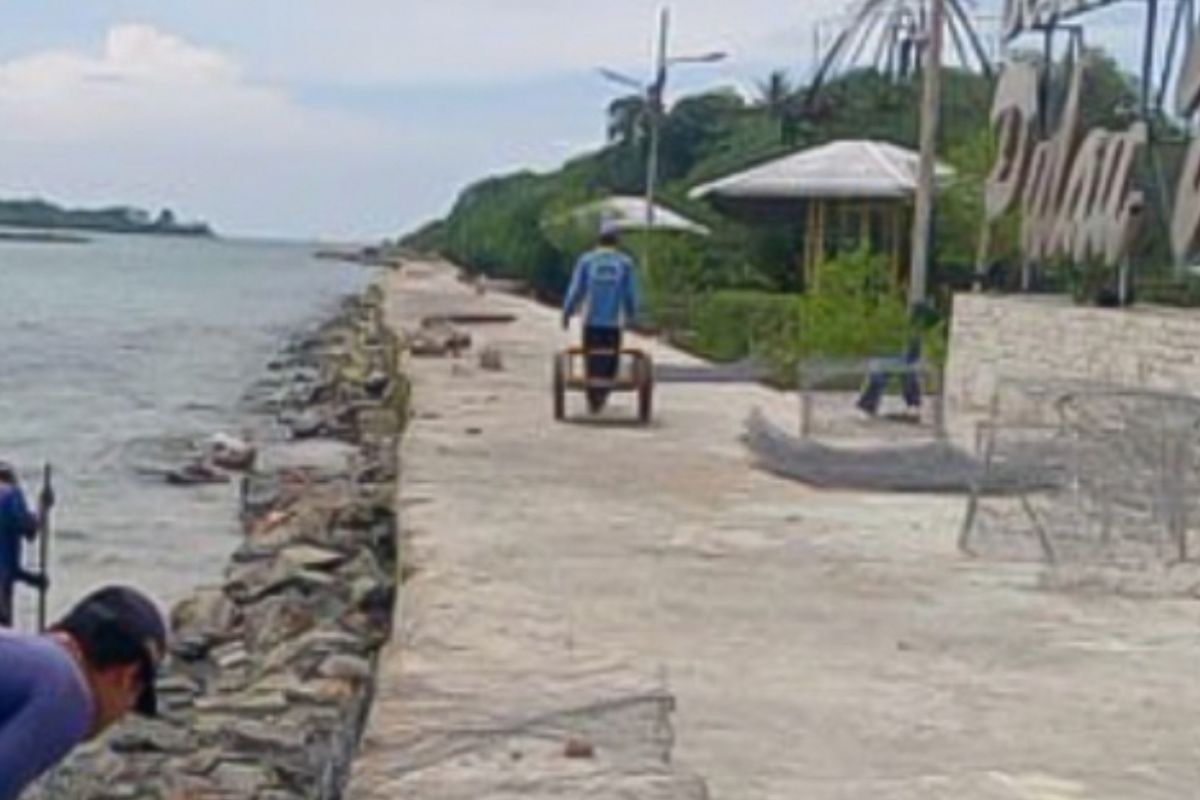 Tanggul Dermaga Pulau Untung Jawa diperbaiki untuk mencegah abrasi