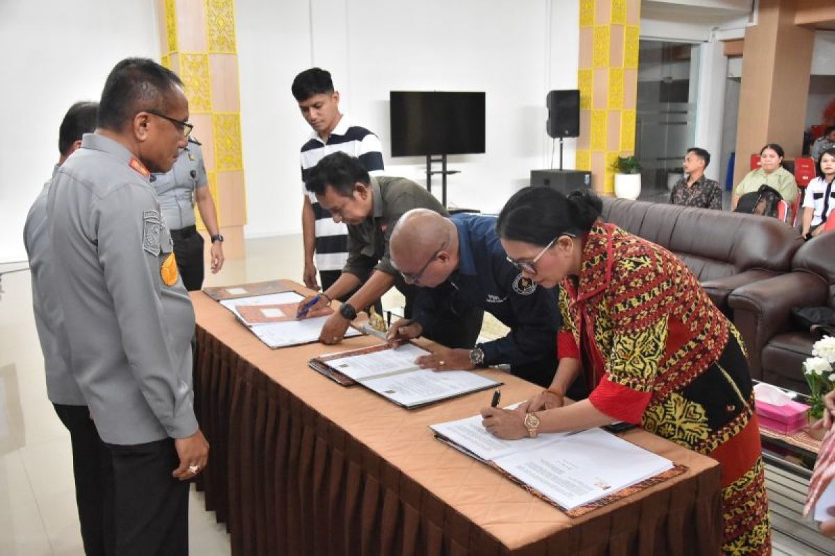 Kemenkum NTT menandatangani kontrak layanan hukum dengan 20 OBH terakreditasi