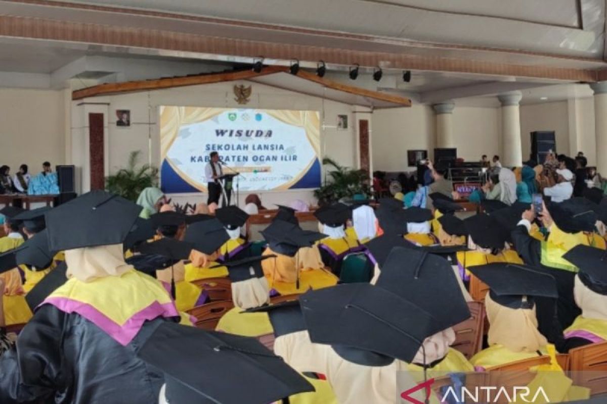 Sekolah Lansia Nurul Persada Indralaya gelar wisuda perdana