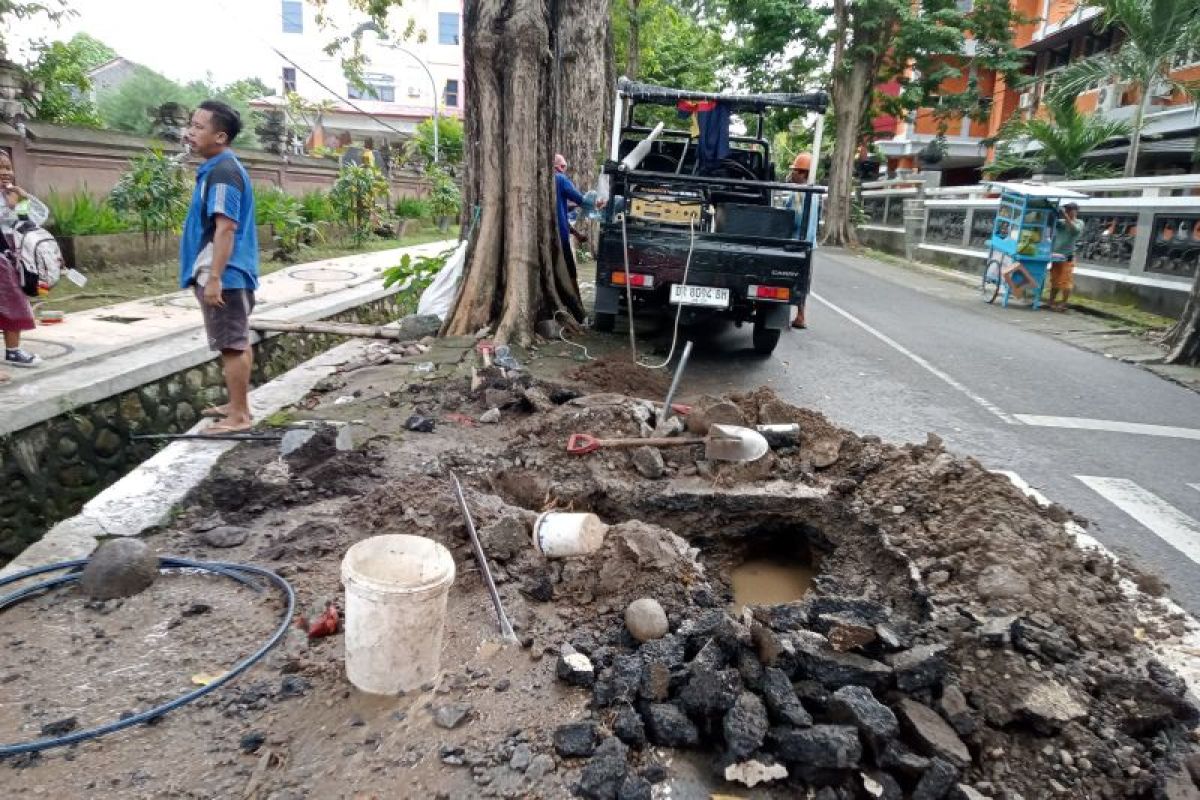 PUPR lakukan pemeliharaan jalan berlubang di Mataram