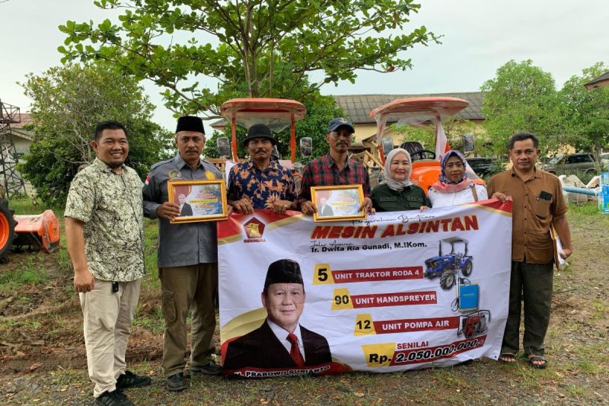 Anggota DPR RI beri bantuan alsintan senilai Rp2,05 miliar di Lampung Tengah