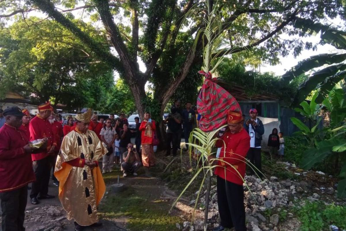 Polda Maluku selesaikan konflik antarkelompok di Malra dengan adat Hawear