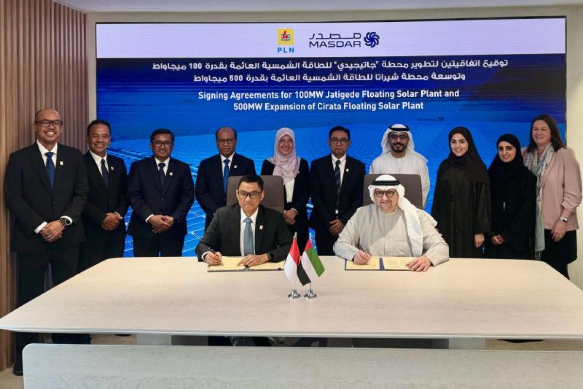 PLN dan Masdar tandatangani MoU pengembangan pembangkit listrik Tenaga surya terapung di Indonesia