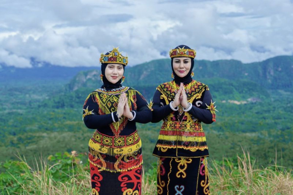 Ketua TP PKK HST kenakan pakaian adat Dayak promosikan wisata alam