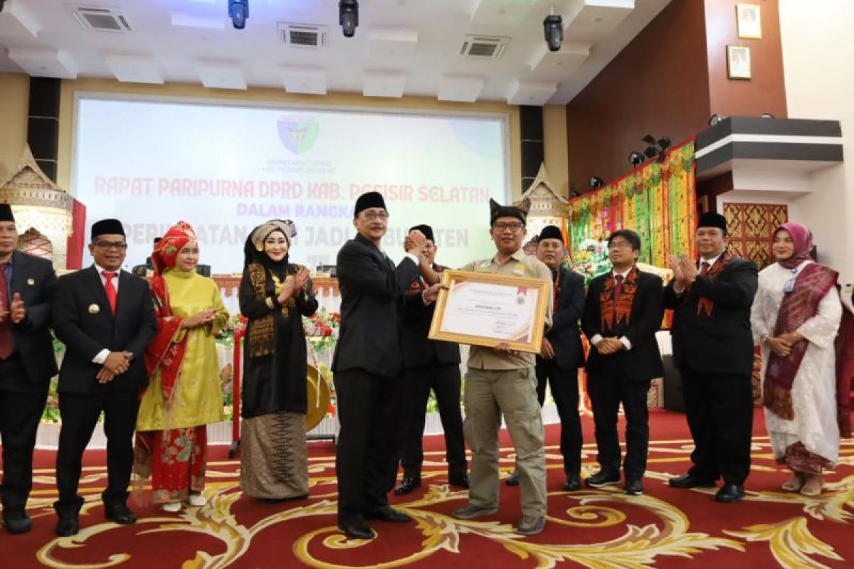 Pemkab Pesisir Selatan Apresiasi Kelompok Pemuda Peduli Lingkungan Amping Parak