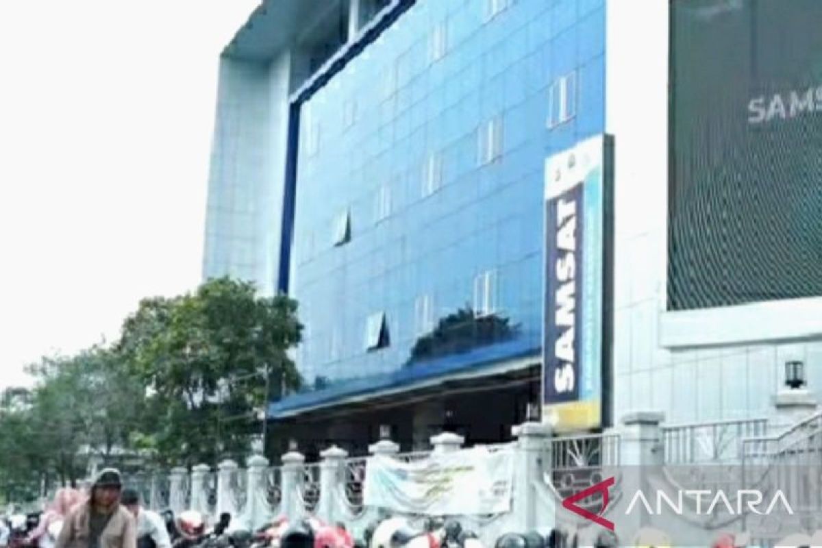 Samsat Karawang telah raup Rp12,8 miliar dari pajak kendaraan bermotor
