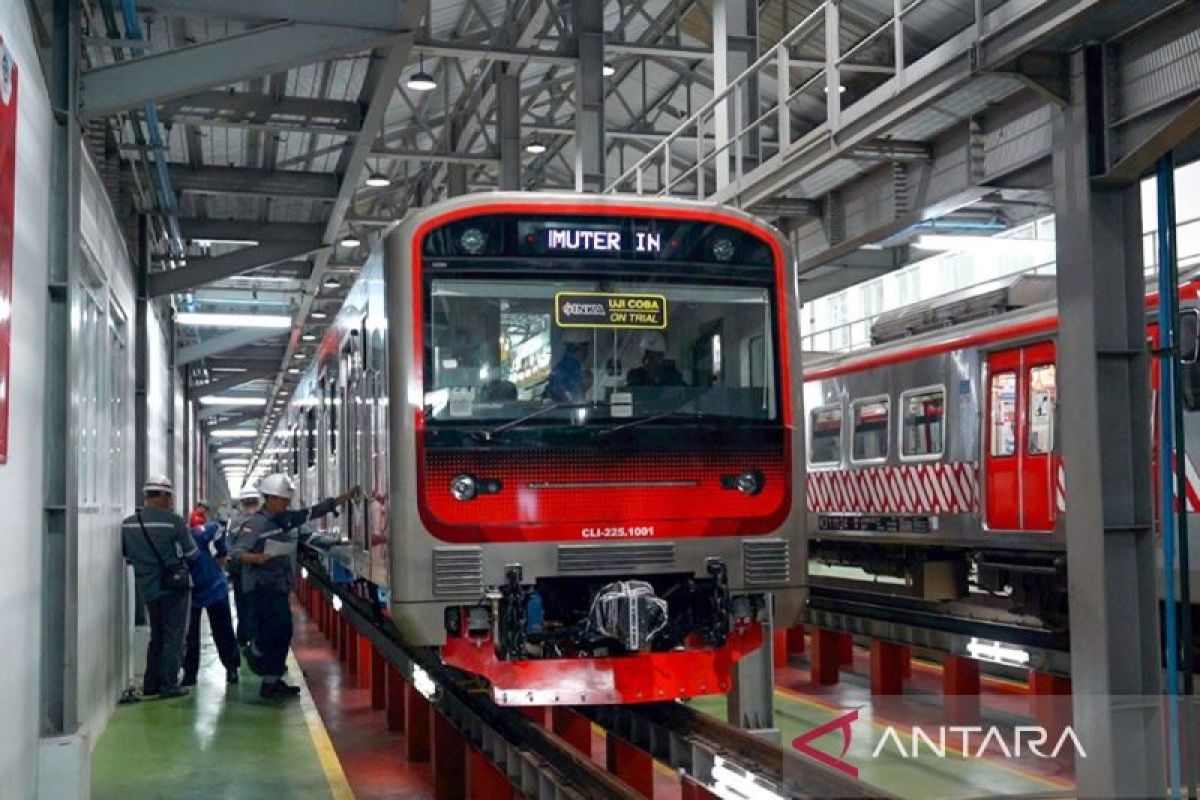 PT INKA uji coba KRL pesanan KAI Commuter di perlintasan Jabodetabek