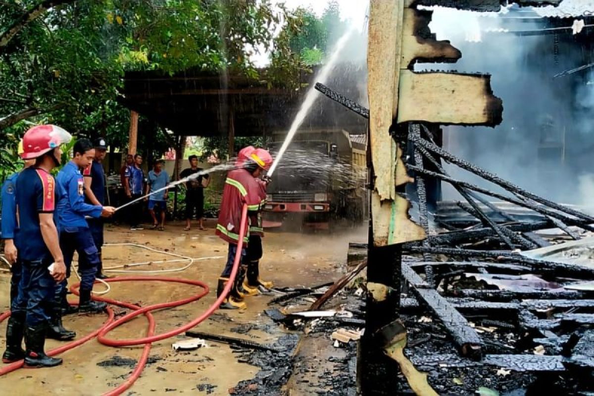 Disdamkarmat Natuna kerahkan tiga unit mobil padamkan kebakaran rumah warga