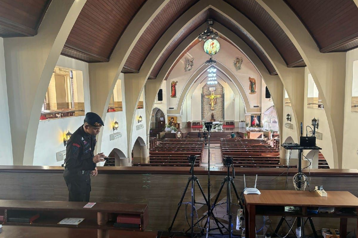 Brimob Polda Sumut sterilisasi gereja  jelang Jumat Agung dan Paskah
