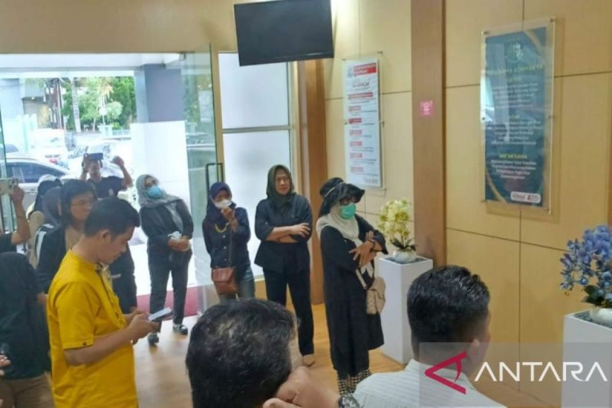 Rombongan emak-emak beri dukungan moril terhadap tersangka korupsi PMI