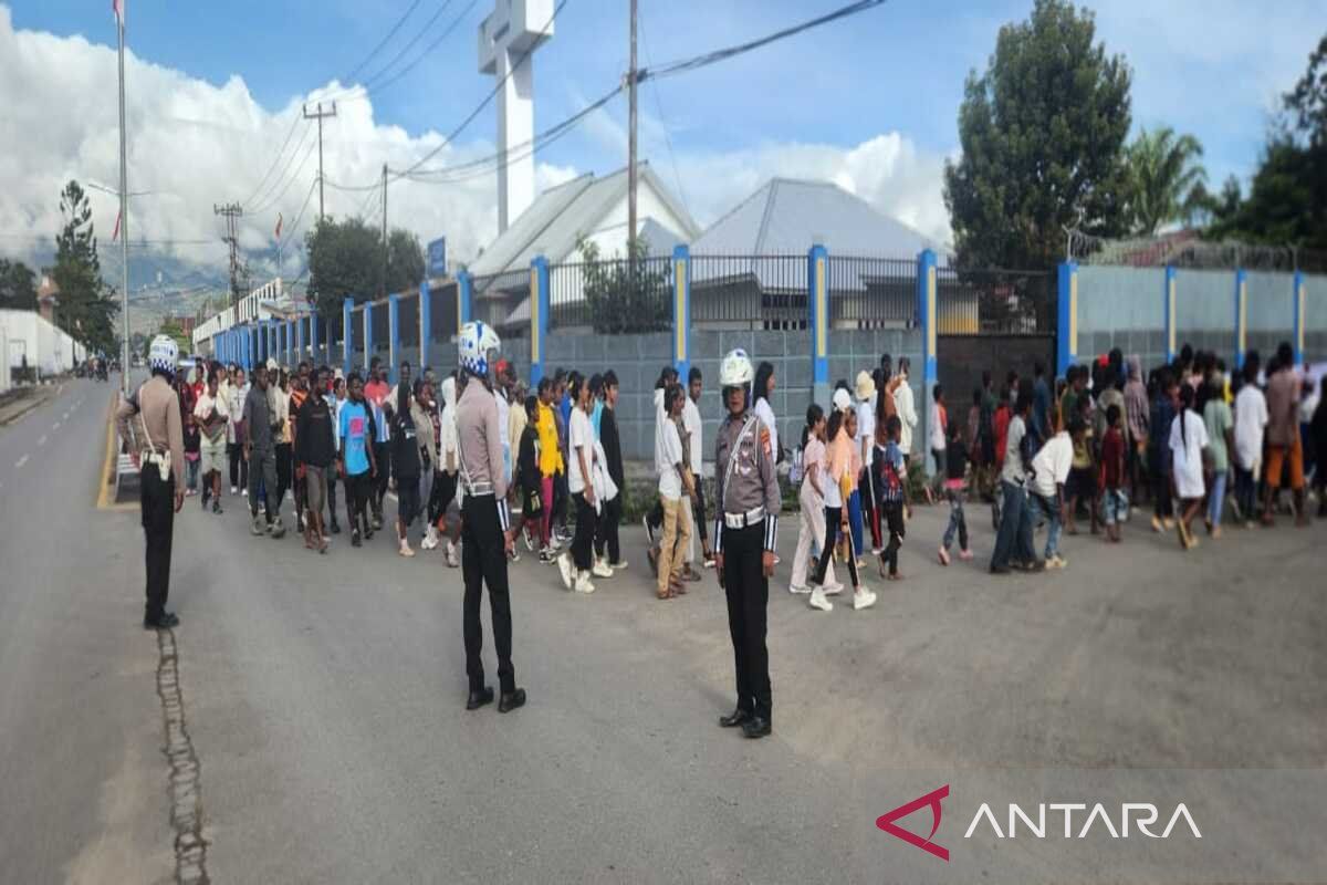 Polisi kawal jalan santai sambut HUT ke-46 GKII Effata Jayawijaya