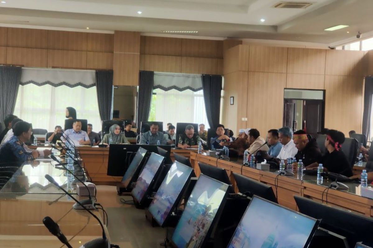 Warga pertanuakan pelaksanaan Perda Kalsel Nomor 3/2012