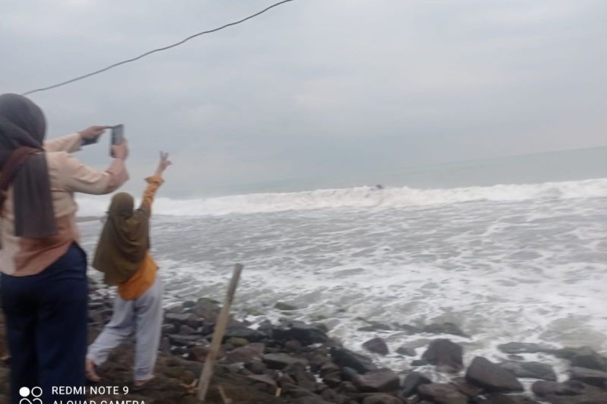Waspadai tinggi gelombang laut Banten capai empat meter
