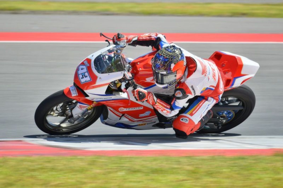 Astra Motor Racing team berhasil podium di seri perdana Mandalika Racing Series Kelas NS250cc