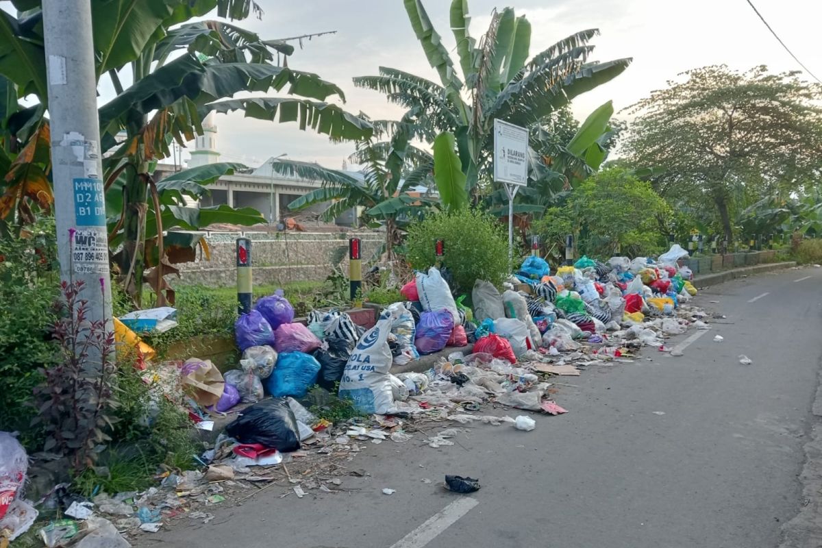 Pembatasan sampah ke TPA penyebab tumpukan sampah di Mataram