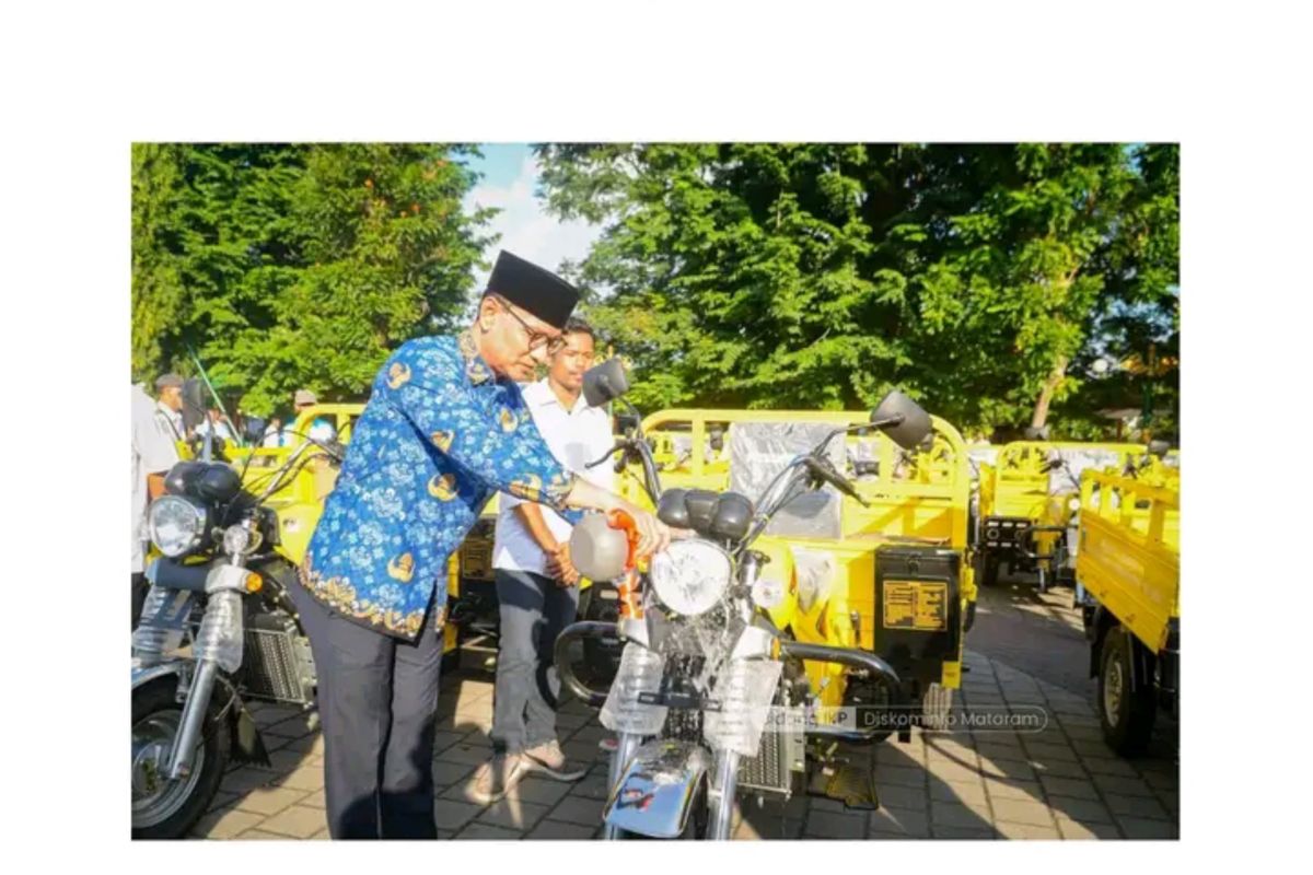 Pemkot Mataram serahkan 50 unit kendaraan pengangkut sampah