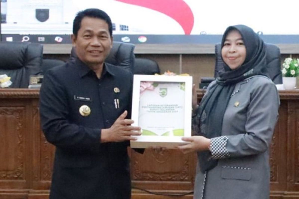 FOTO - Ketua DPRD terima LKPJ dari Bupati Balangan