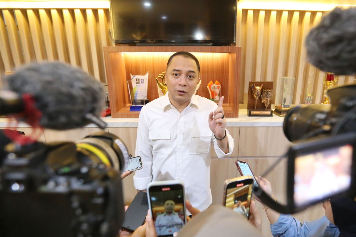 Wali Kota Surabaya ancam cabut perusahaan tahan ijazah