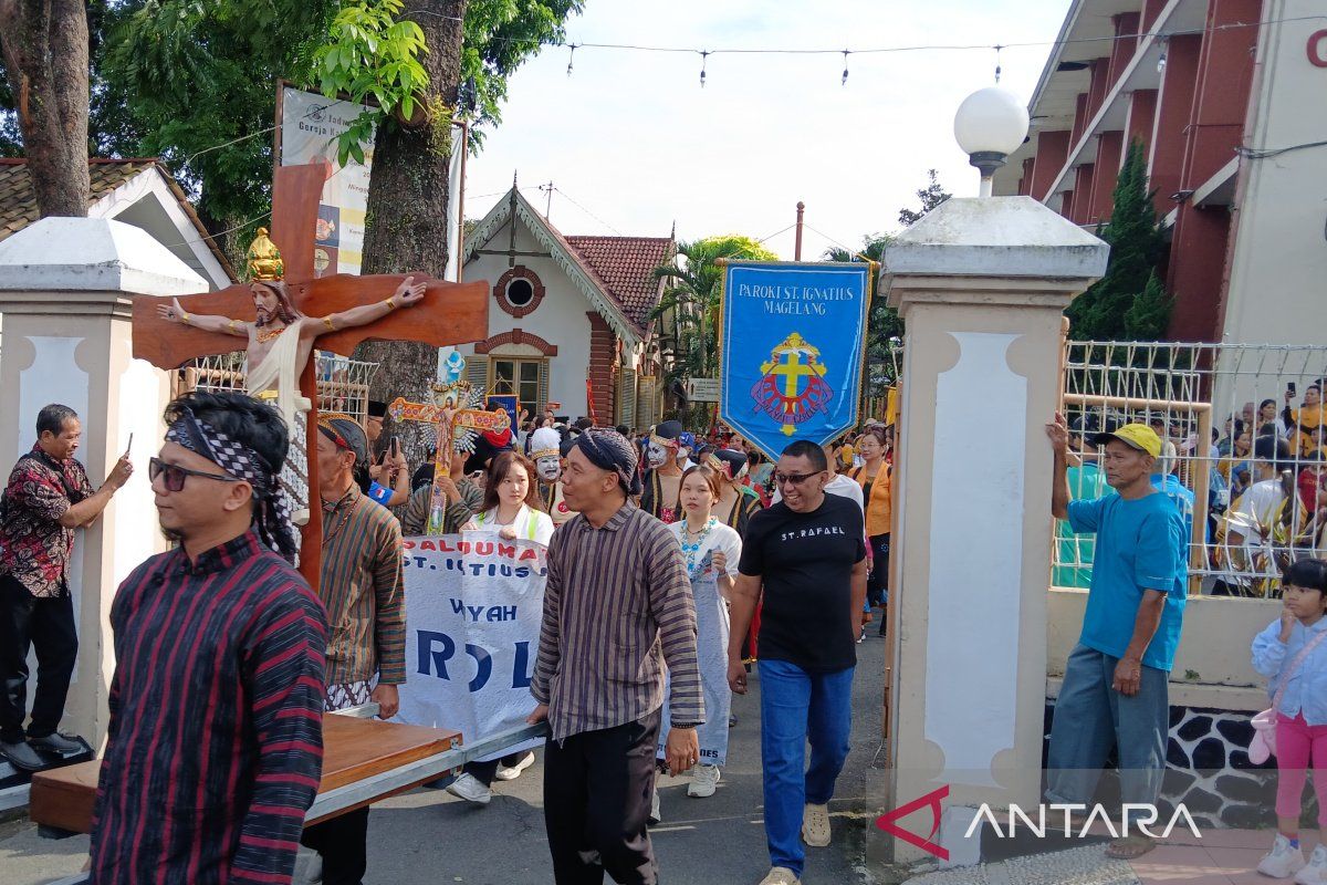 Paroki  Ignatius Magelang lakukan kirab salib