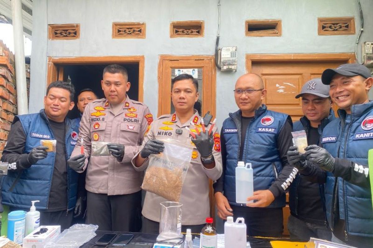 Polres Cimahi bongkar praktik produksi tembakau sintetis di rumah kontrakan di Gang Bakti