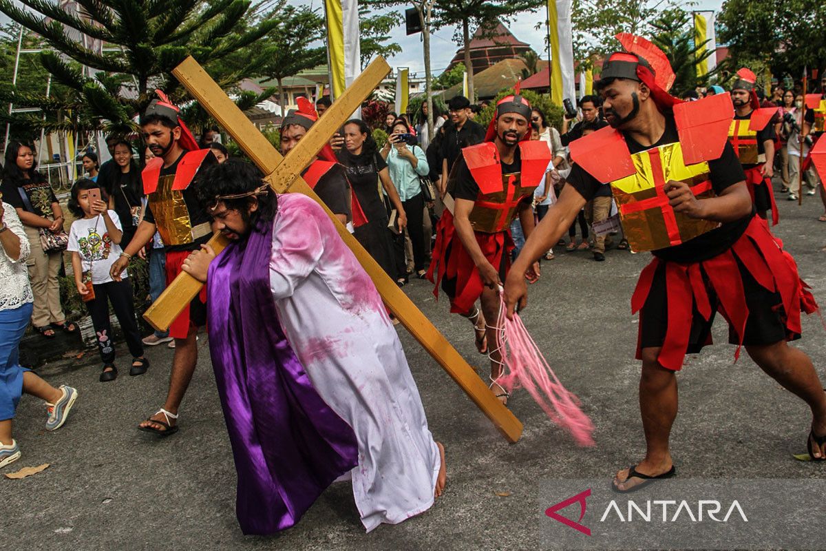 Prosesi Tablo Jalan Salib di Palangka Raya