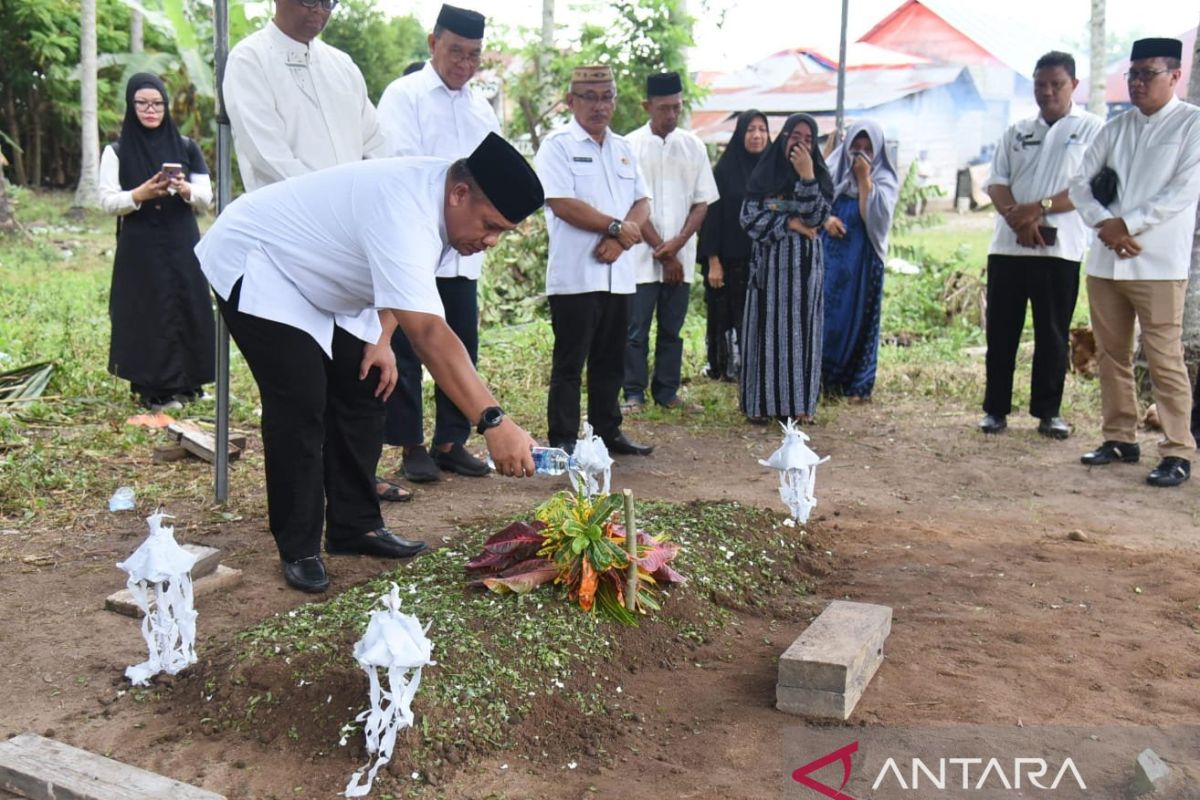Rektor UNG mengunjungi keluarga mahasiswa tewas karena hanyut