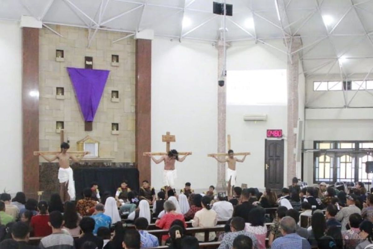 Umat Katolik Madiun peringati wafat Yesus dengan ibadat Jumat Agung