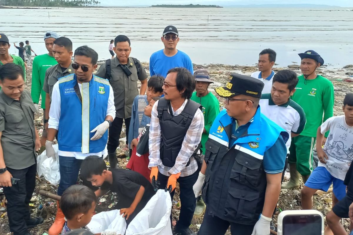 Pemprov Banten cari solusi jangka panjang atasi sampah di Teluk Labuan