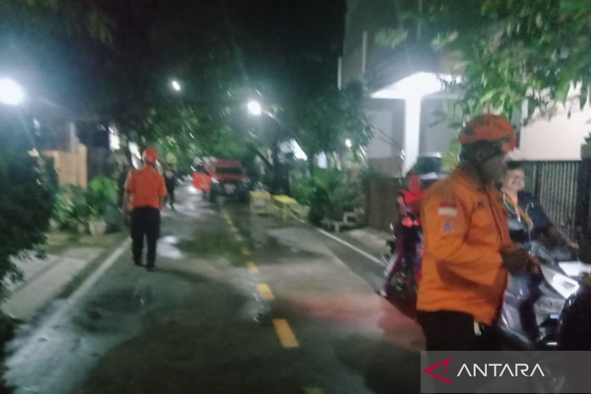 Petugas telusuri sumber bau menyengat diduga gas di Kota Bekasi