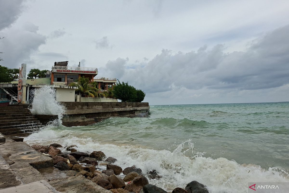 BMKG: Waspadai gelombang setinggi 2,5 meter di laut NTT hingga 22 April 2025