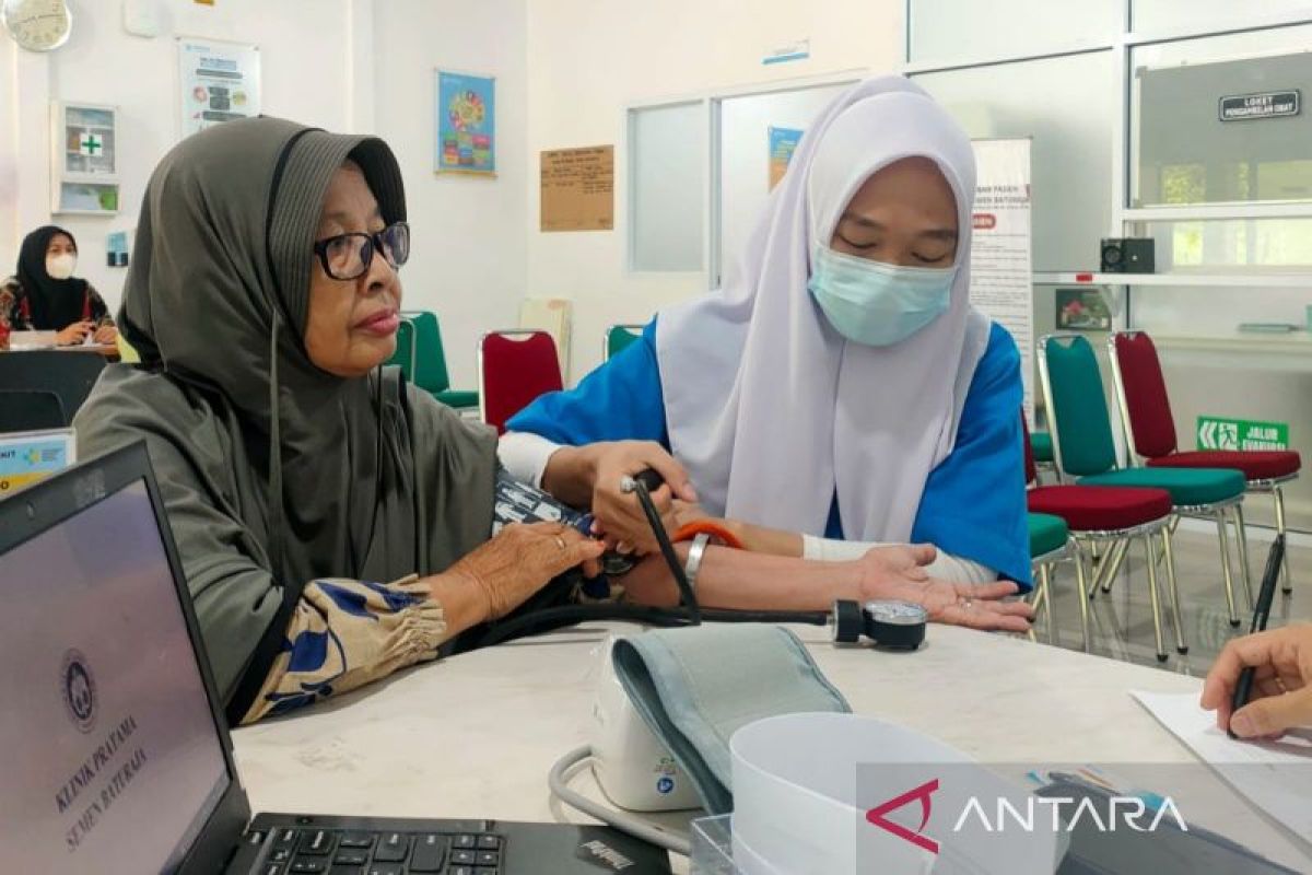 Semen Baturaja beri pelayanan kesehatan gratis untuk lansia