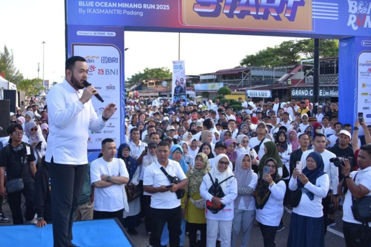 Ribuan warga Kota Padang antusias ikuti Fun Walk event Blue Ocean Minang Run 2025