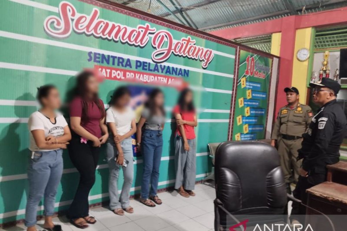 Satpol PP Damkar Agam amankan lima artis sawer, dua dikirim ke panti sosial