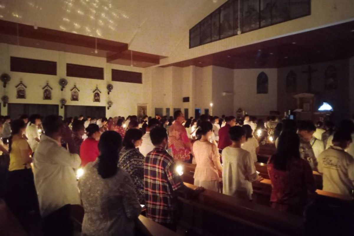 Lilin Paskah terangi Gereja Katolik Paroki Regina Pacis Tanjungpandan