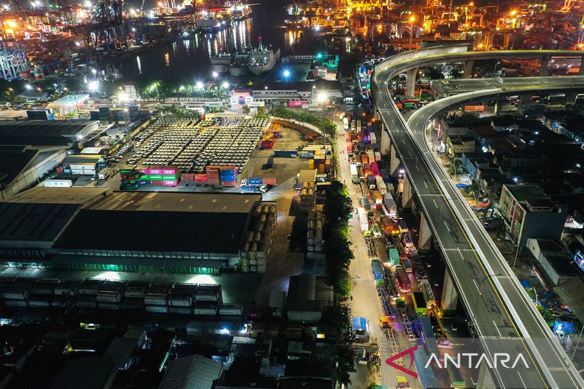Pelindo targetkan antrean ribuan truk peti kemas selesai pada Minggu