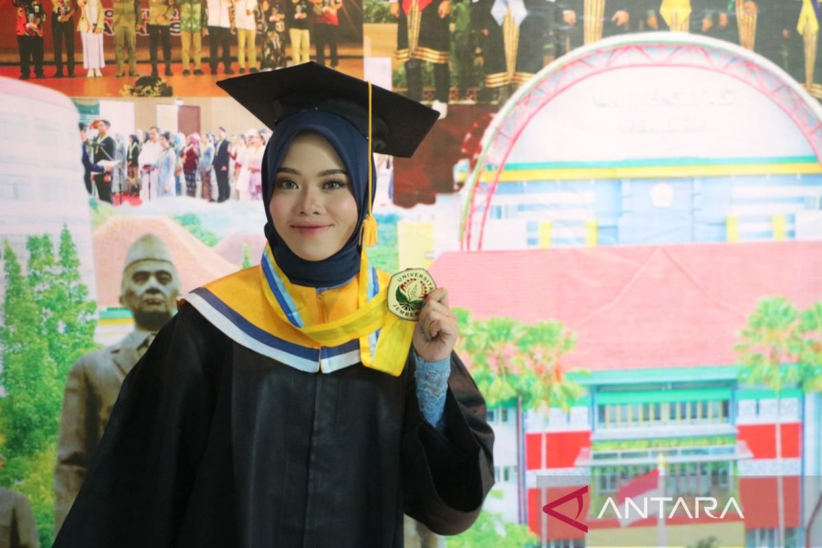 Berjuang di tengah keterbatasan, Anak petani ini sukses raih gelar sarjana