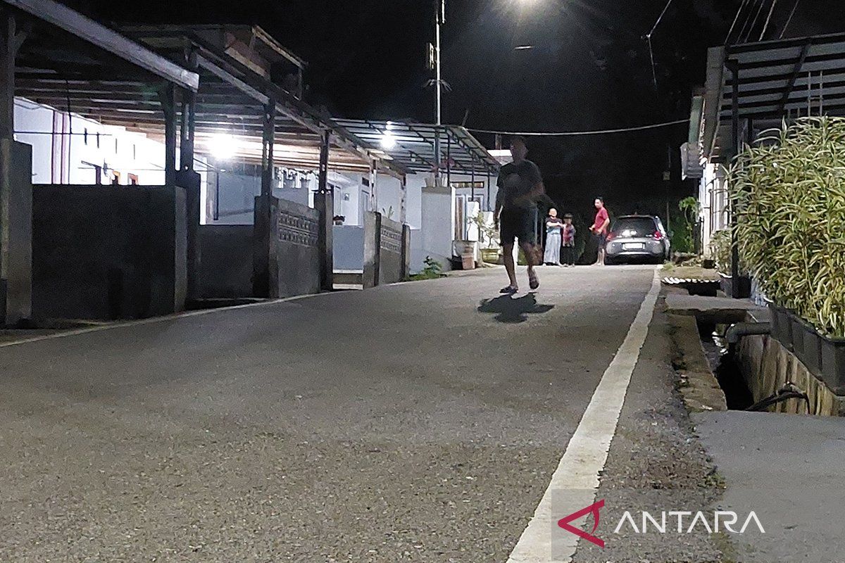 Sumbar digoyang gempa, warga lari keluar rumah