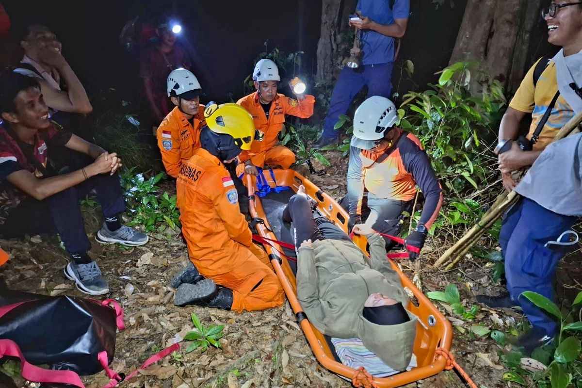 Basarnas Natuna evakuasi pendaki yang cedera kaki di Gunung Ranai