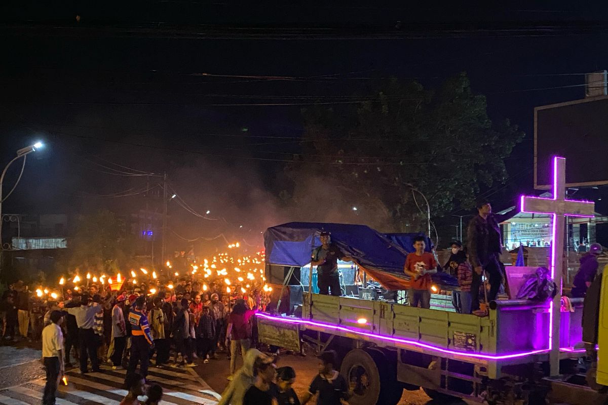 Ribuan umat Kristiani Mimika Papua Tengah pawai obor Paskah