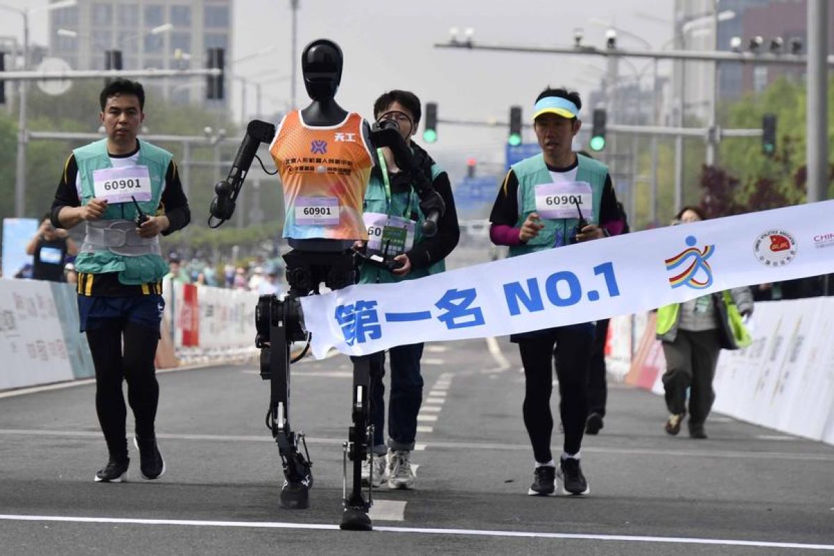 Robot humanoid tuntaskan lomba setengah maraton pertama di dunia