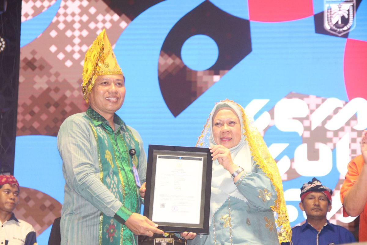 Kemenkum Sulteng serahkan sebanyak 50 sertifikat merek untuk UMKM