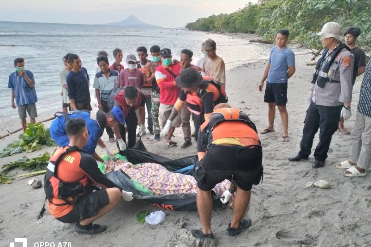 Tim SAR  evakuasi mayat tanpa identitas di Pulau Sebesi