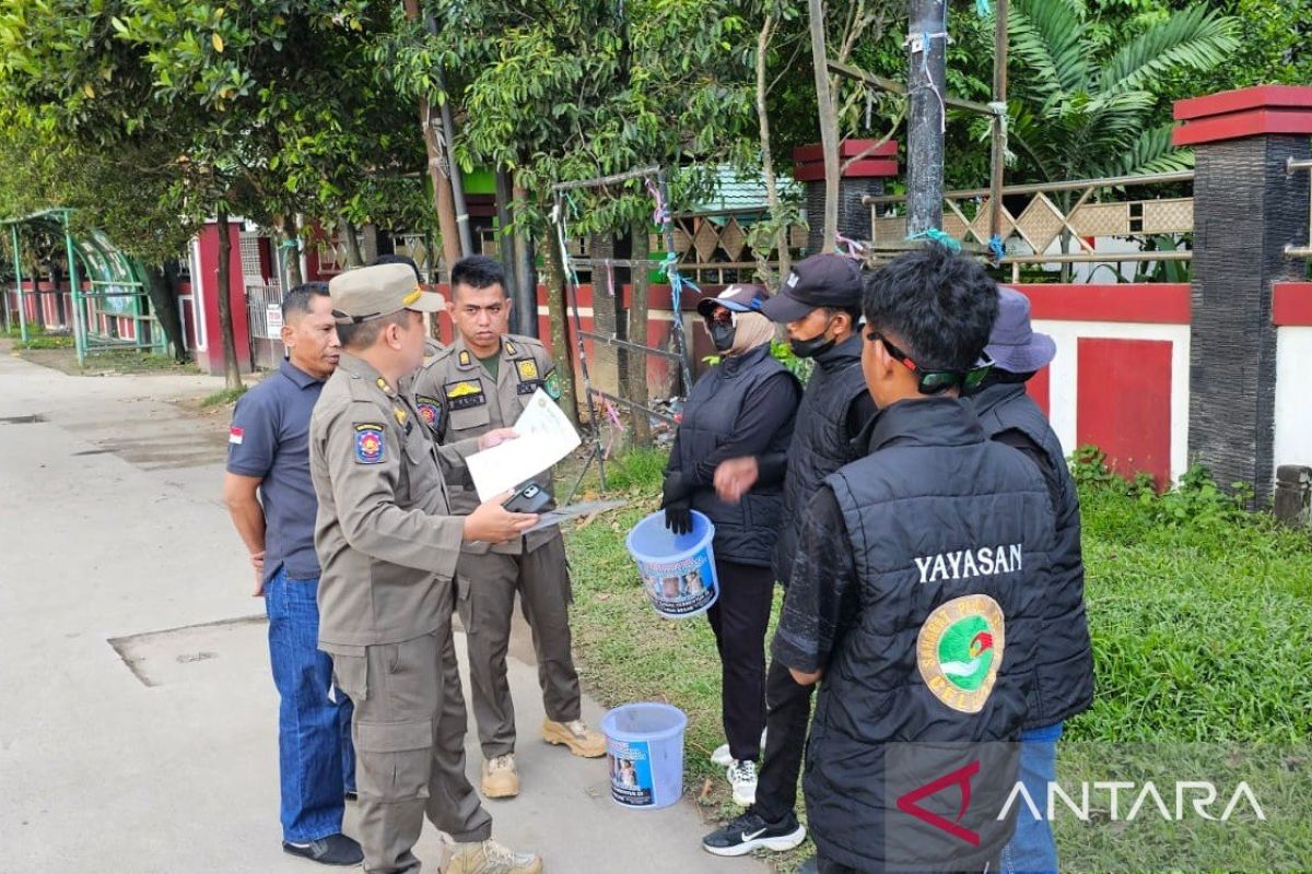 Satpol PP Kutim tertibkan penggalangan dana di ruas jalan