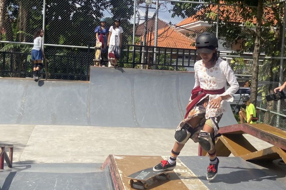 Pemain skateboard wanita di Bali berkebaya rayakan Kartini