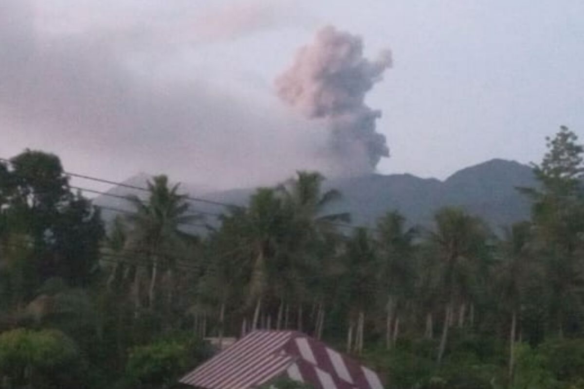Semburkan abu vulkanik 1.000 meter, Gunung Dukono di Halmahera Utara kembali erupsi