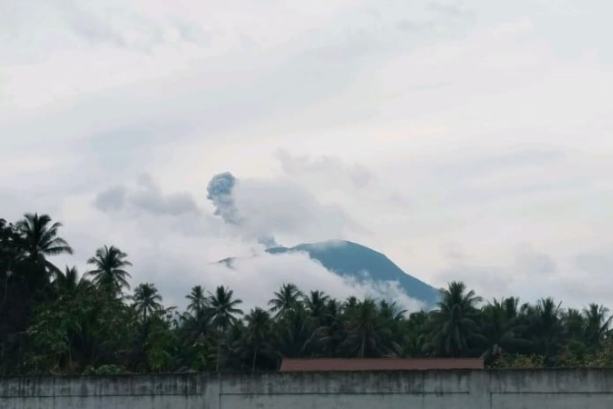 PPGA sebut Gunung Ibu semburkan abu vulkanik setinggi 400 meter
