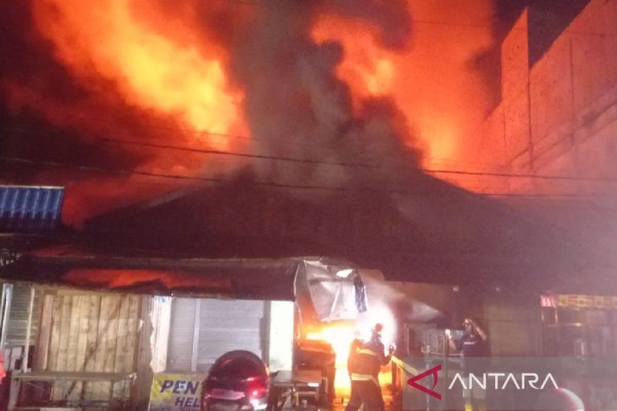 Kebakaran besar melanda pertokoan Pasar Sarimulya Kapuas