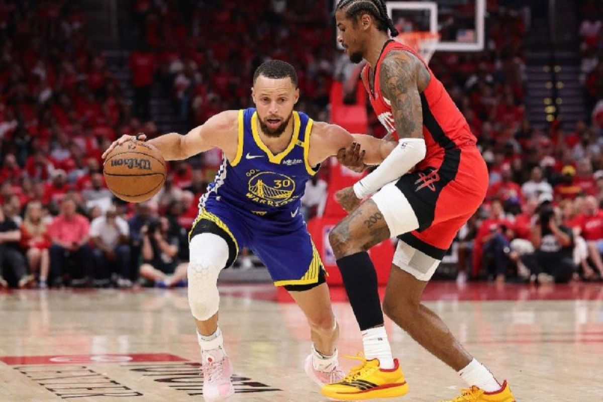 Curry cetak 31 poin, Warriors tundukkan Rockets di gim pertama playoff