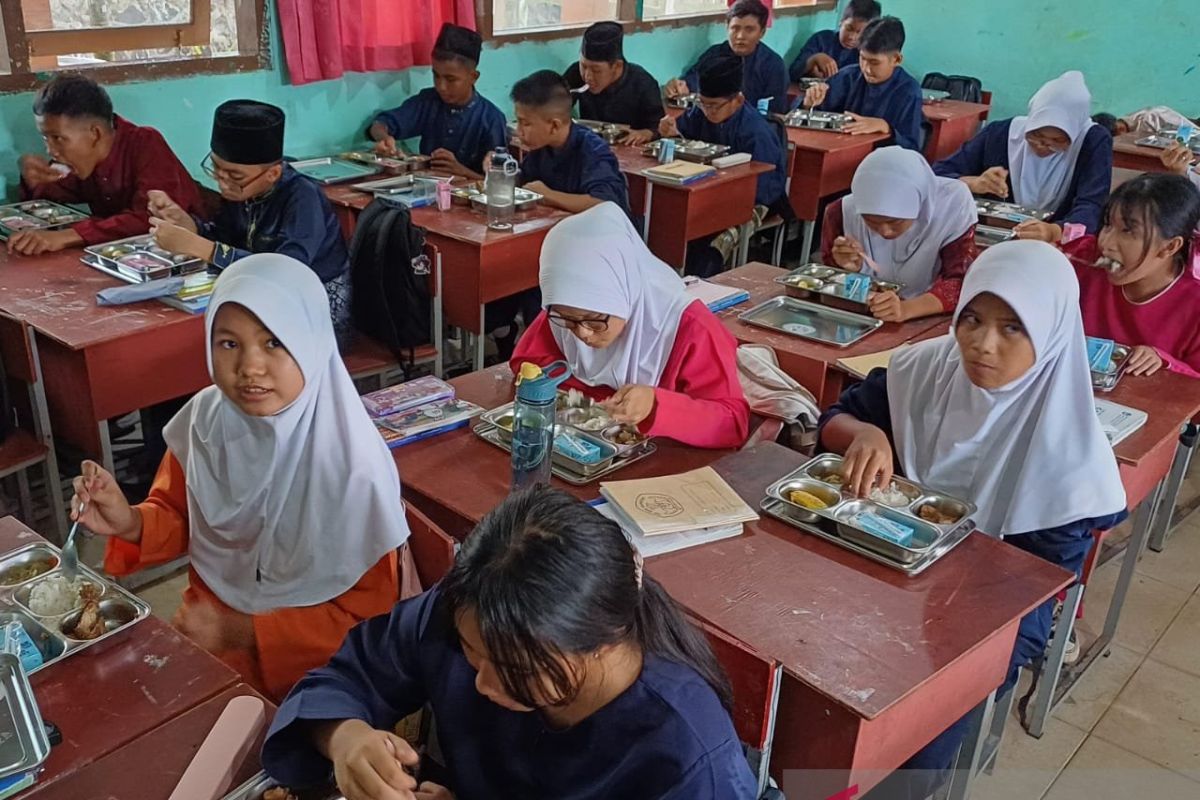 Siswa SD dan SMP di Tanjungpinang dapat 4 pasang seragam gratis