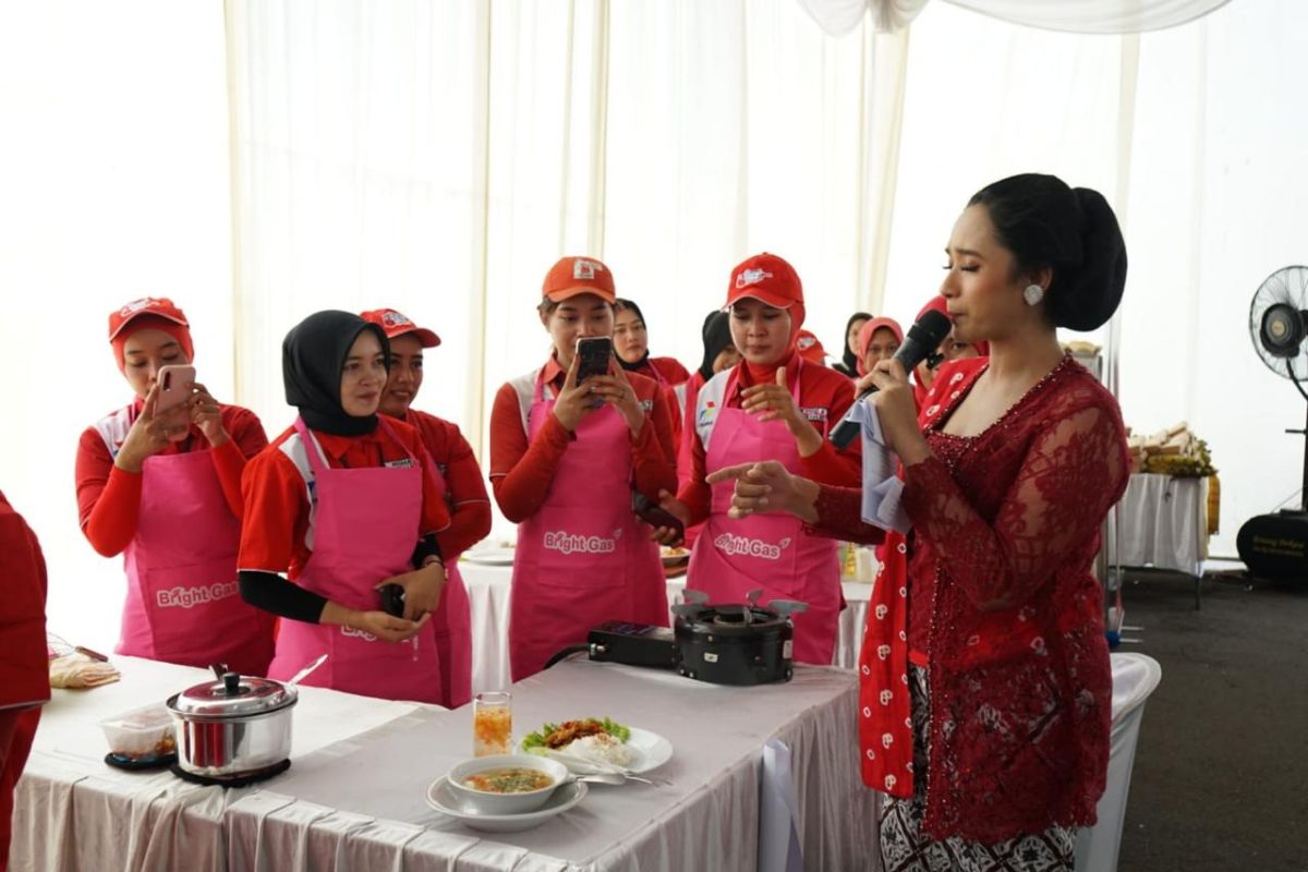  Pertamina beri penghargaan ke operator SPBU perempuan